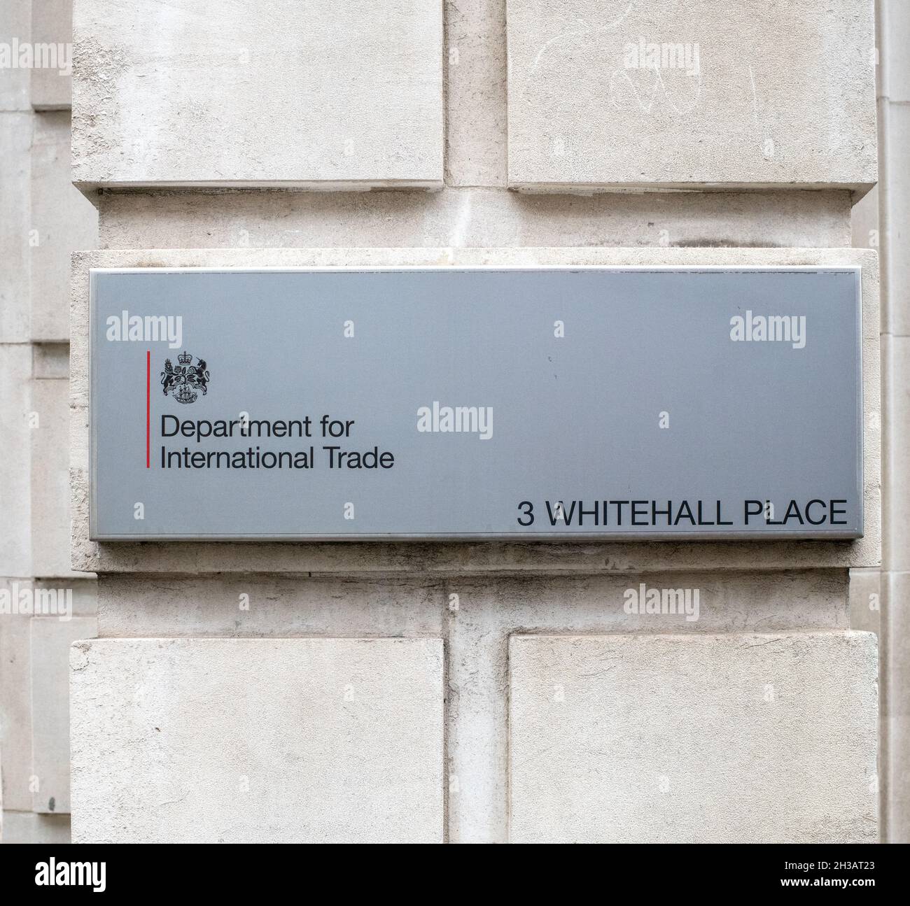 Schild für das Department of International Trade und Logo vor dem Whitehall-Gebäude Stockfoto