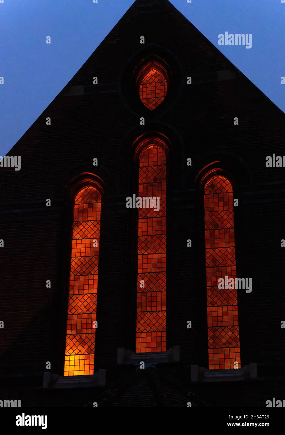 Windows of all Souls Church, St. Margarets, nachts beleuchtet, England Stockfoto