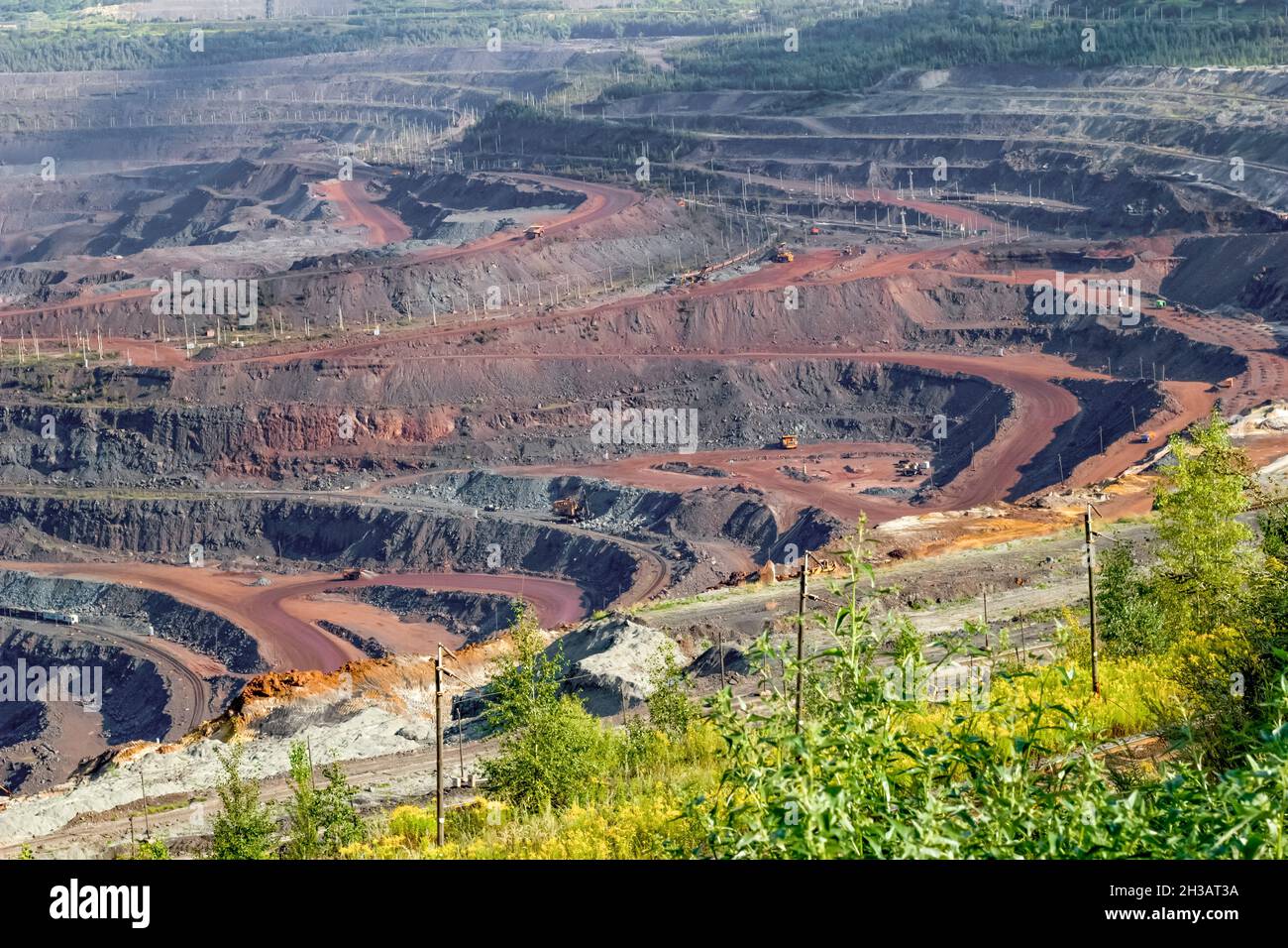 Industrieller Steinbruch zur Gewinnung von Eisenerz mit Arbeitsgeräten, Draufsicht. Stockfoto