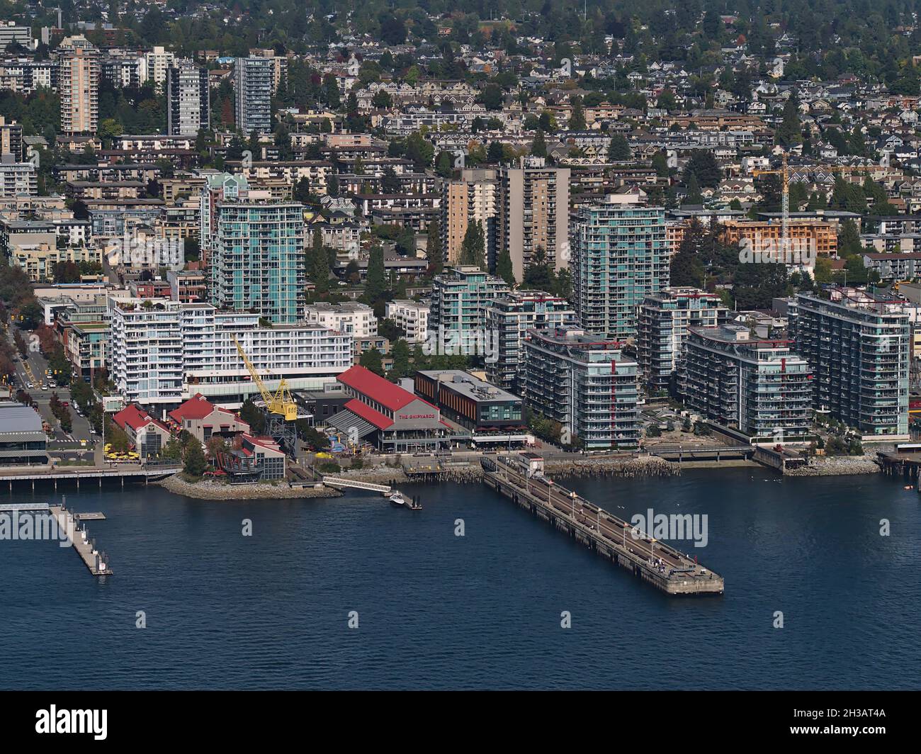 Luftaufnahme von North Vancouver, gelegen am Ufer des Burrard Inlet, mit den Werften und dem Viertel Lower Lonsdale mit Wohngebäuden. Stockfoto
