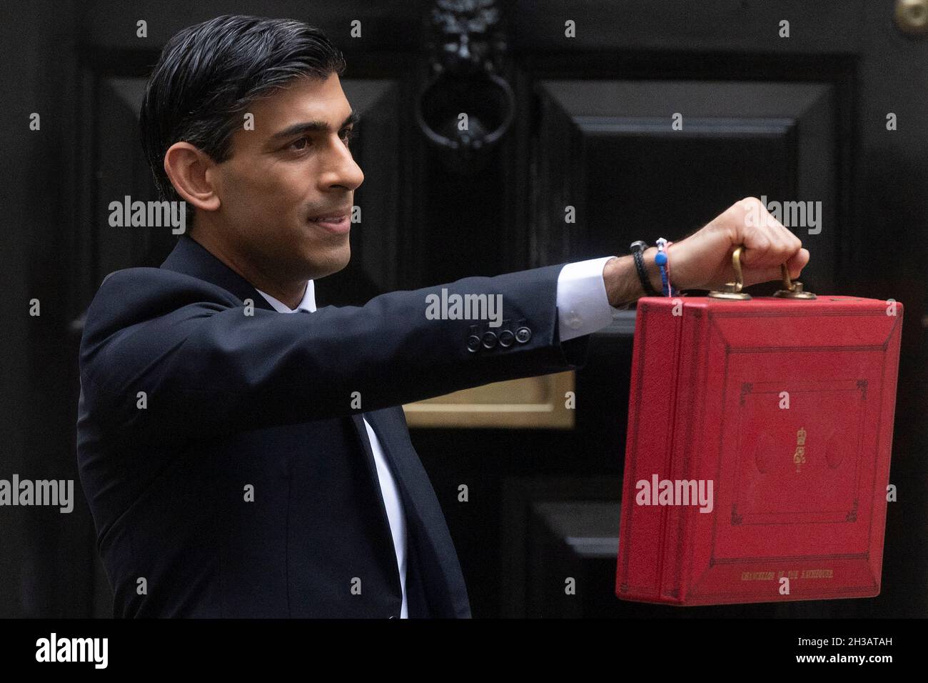 27/10/2021. London, Großbritannien. Der Schatzkanzler Rishi Sunak hält den roten Versandkarton für die Medien, bevor er die Downing Street Nr. 11 verlässt, um den Haushalt im Unterhaus vorzustellen. Stockfoto