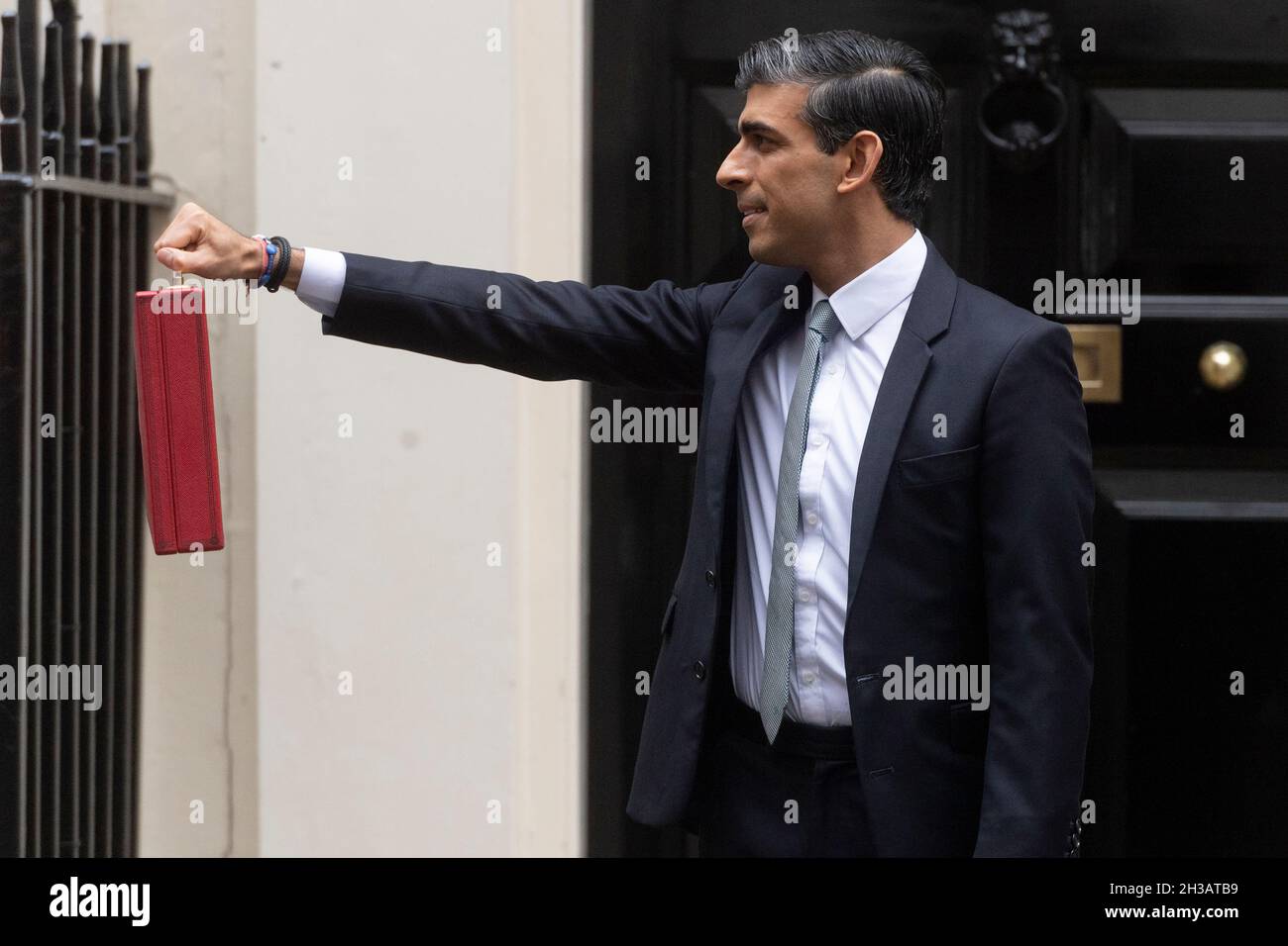27/10/2021. London, Großbritannien. Der Schatzkanzler Rishi Sunak hält den roten Versandkarton für die Medien, bevor er die Downing Street Nr. 11 verlässt, um den Haushalt im Unterhaus vorzustellen. Stockfoto