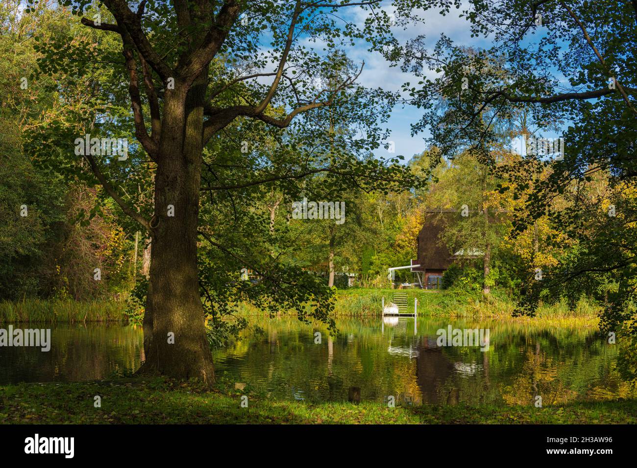 Reetdachkate und Bootsanhänger am Fluß Eider nahe Kiels Stockfoto
