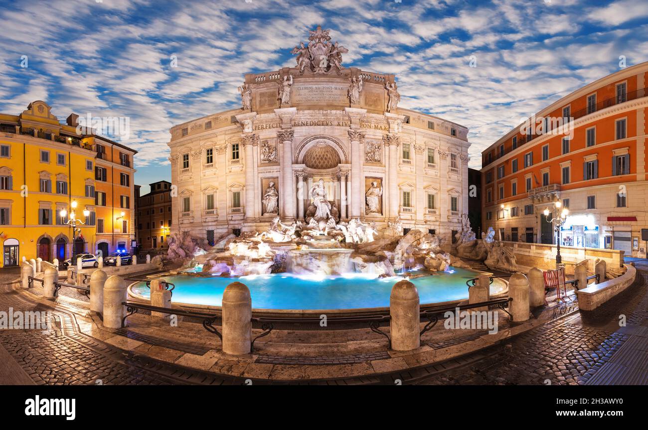 Der Trevi-Brunnen oder der Trevi-Brunnen bei Sonnenuntergang, Rom, Italien. Stockfoto