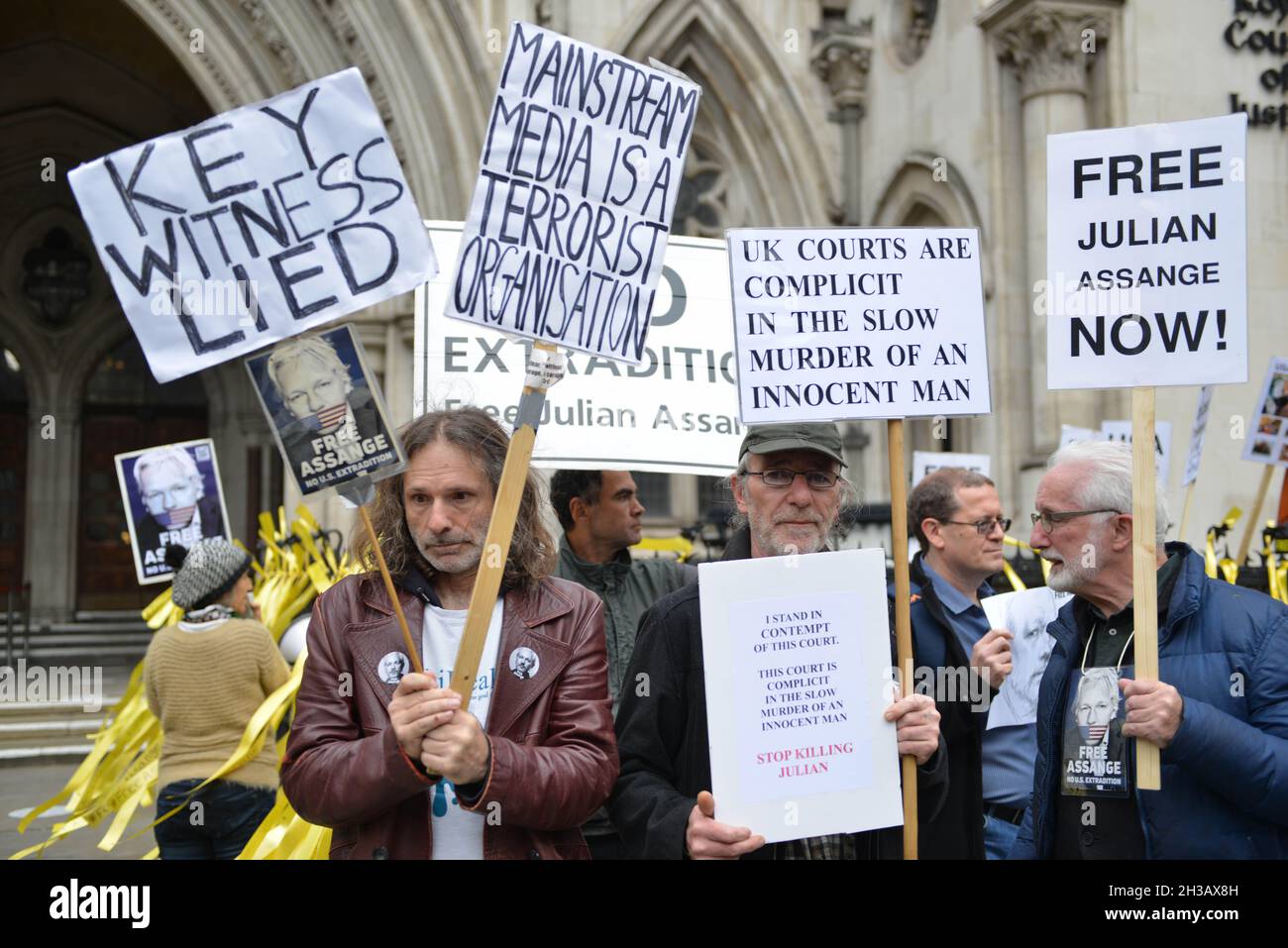 London, Großbritannien. Oktober 2021. Protest vor den königlichen Justizhöfen während der ersten Anhörung im Auslieferungsappeal von Julian Assange. Quelle: Thomas Krych/Alamy Live News Stockfoto