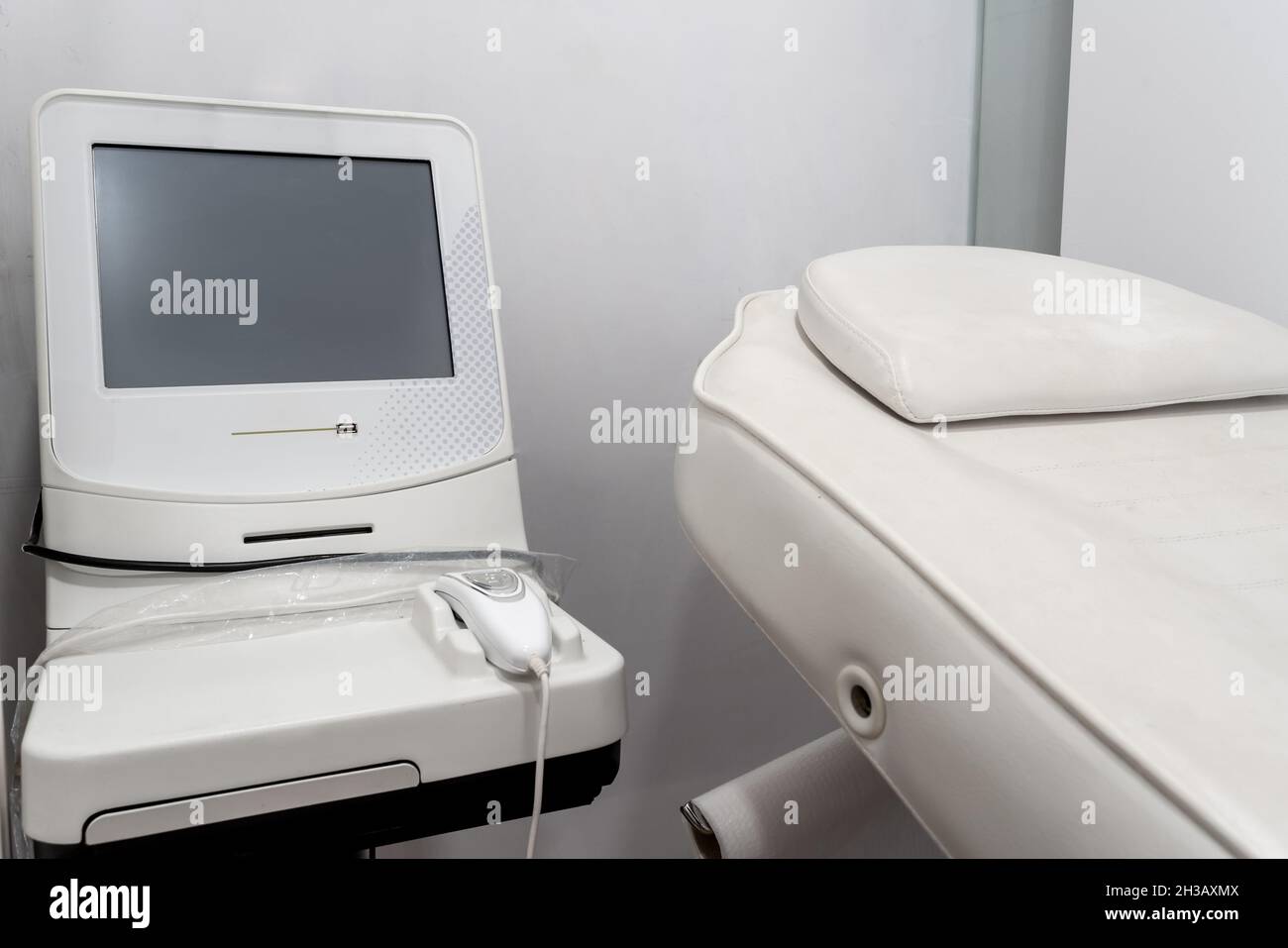 Medizinische Geräte für Ultraschalltherapie, Massagegerät, im Büro der  Klinik, für kranke Patienten. Nahaufnahme Stockfotografie - Alamy