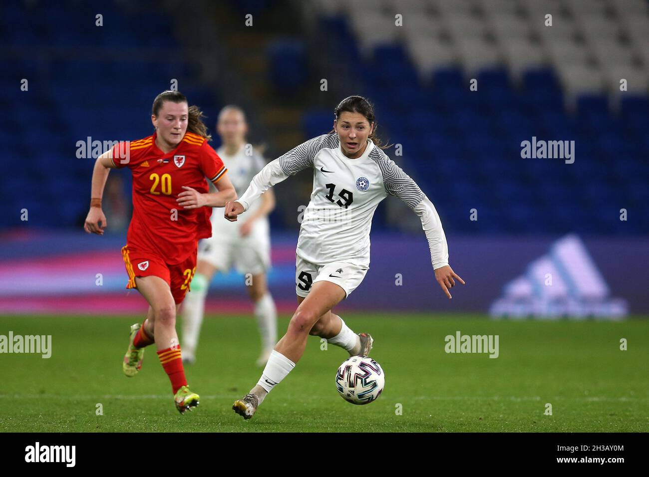 Cardiff, Großbritannien. Oktober 2021. Vlada Kubassova aus Estland (19) in Aktion. Frauen in Wales gegen Frauen in Estland, Qualifikationsspiel der FIFA-Weltmeisterschaft 2023 im Cardiff City Stadium in Cardiff am Dienstag, den 26. Oktober 2021. Redaktionelle Verwendung, Bild von Andrew Orchard/Andrew Orchard Sports Photography/Alamy Live News Credit: Andrew Orchard Sports Photography/Alamy Live News Stockfoto