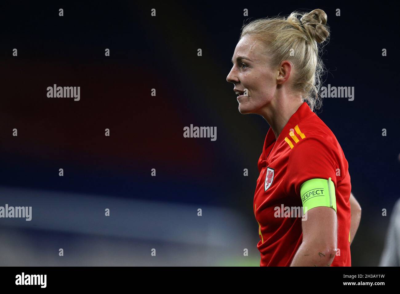 Cardiff, Großbritannien. Oktober 2021. Sophie ingle aus Wales schaut auf. Frauen in Wales gegen Frauen in Estland, Qualifikationsspiel der FIFA-Weltmeisterschaft 2023 im Cardiff City Stadium in Cardiff am Dienstag, den 26. Oktober 2021. Redaktionelle Verwendung, Bild von Andrew Orchard/Andrew Orchard Sports Photography/Alamy Live News Credit: Andrew Orchard Sports Photography/Alamy Live News Stockfoto