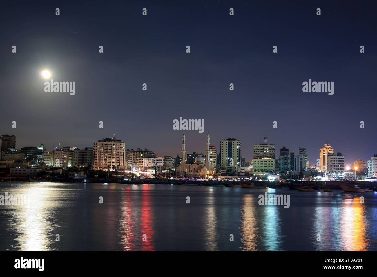 Meine geliebte Stadt umarmt den Mond in der Nacht Stockfoto