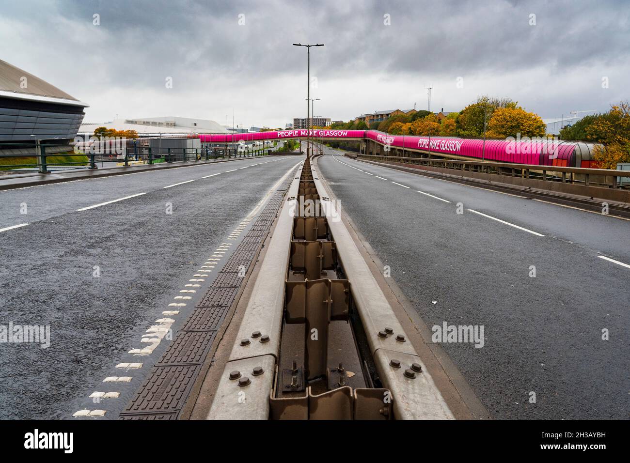 Der Clydeside Expressway in Glasgow ist vor der Eröffnung für den Verkehr gesperrt.der COP26 in der Stadt Glasgow, Schottland, Großbritannien Stockfoto