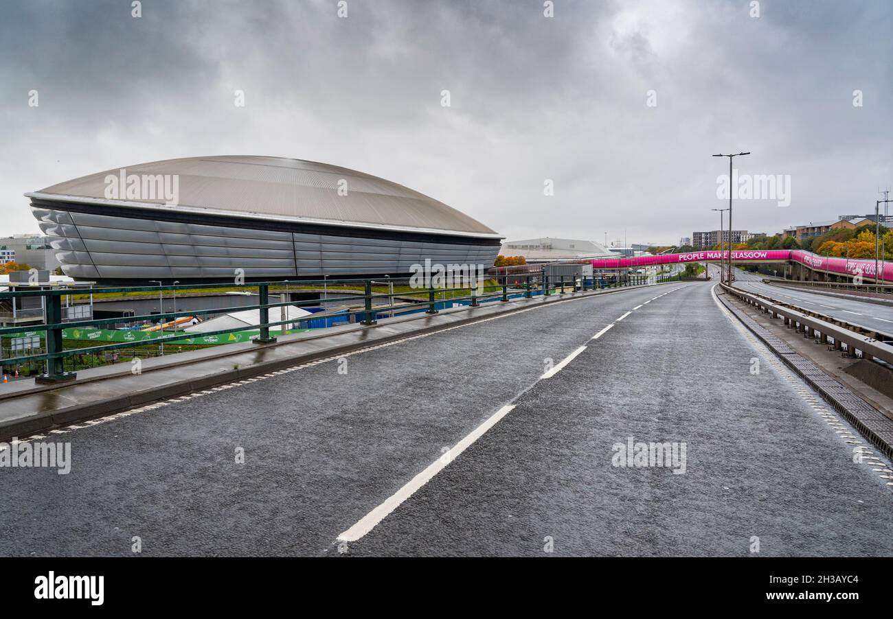 Der Clydeside Expressway in Glasgow ist vor der Eröffnung für den Verkehr gesperrt.der COP26 in der Stadt Glasgow, Schottland, Großbritannien Stockfoto