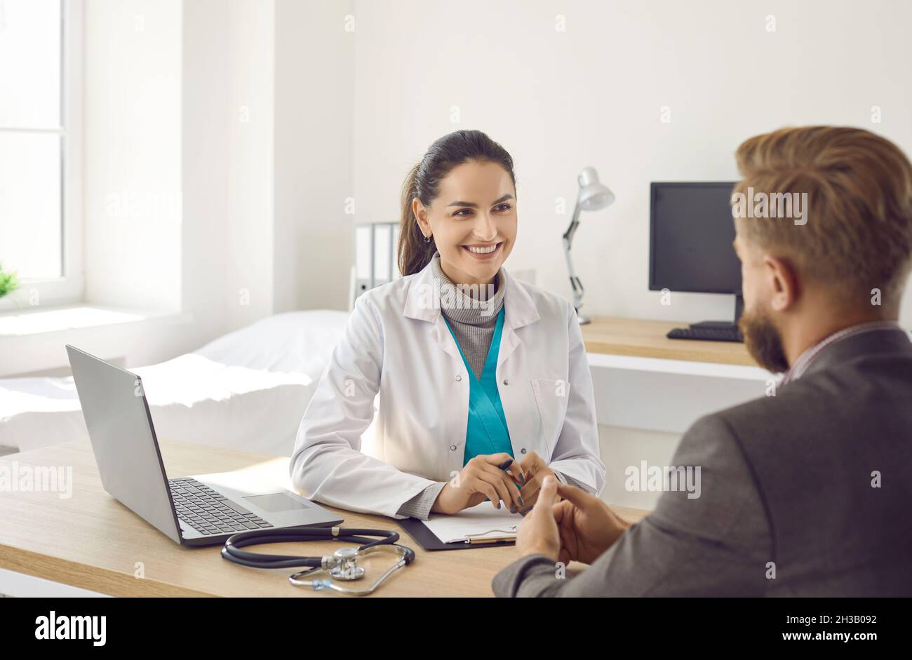 Lächelnde Frau Arzt haben Rücksprache mit Patienten Stockfoto
