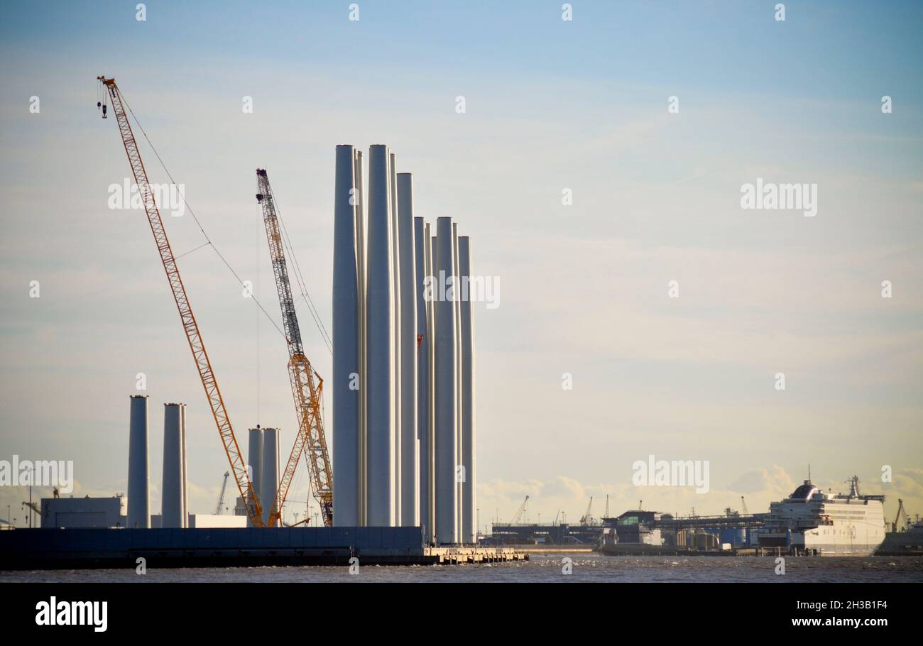 Turmstrukturen und Krane von Windkraftanlagen in der Siemens Blade Factory (Alexandra Dock, Hull, England). Es gibt auch eine P und O Fähre im Dock Stockfoto