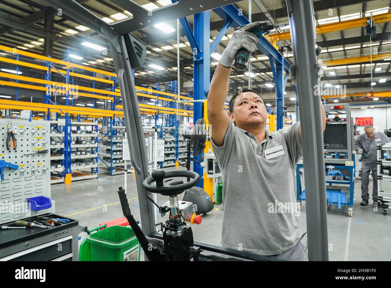 Shanghai. Oktober 2021. Ein Arbeiter arbeitet an einer Produktionslinie der Jungheinrich AG im Bezirk Qingpu im ostchinesischen Shanghai, 20. Oktober 2021. Die Jungheinrich AG, ein führender Anbieter von Intralogistik-Lösungen mit Sitz in Deutschland, wird in diesem Jahr zum vierten Mal an der China International Import Expo (CIIE) teilnehmen. Kredit: Ding Ting/Xinhua/Alamy Live Nachrichten Stockfoto