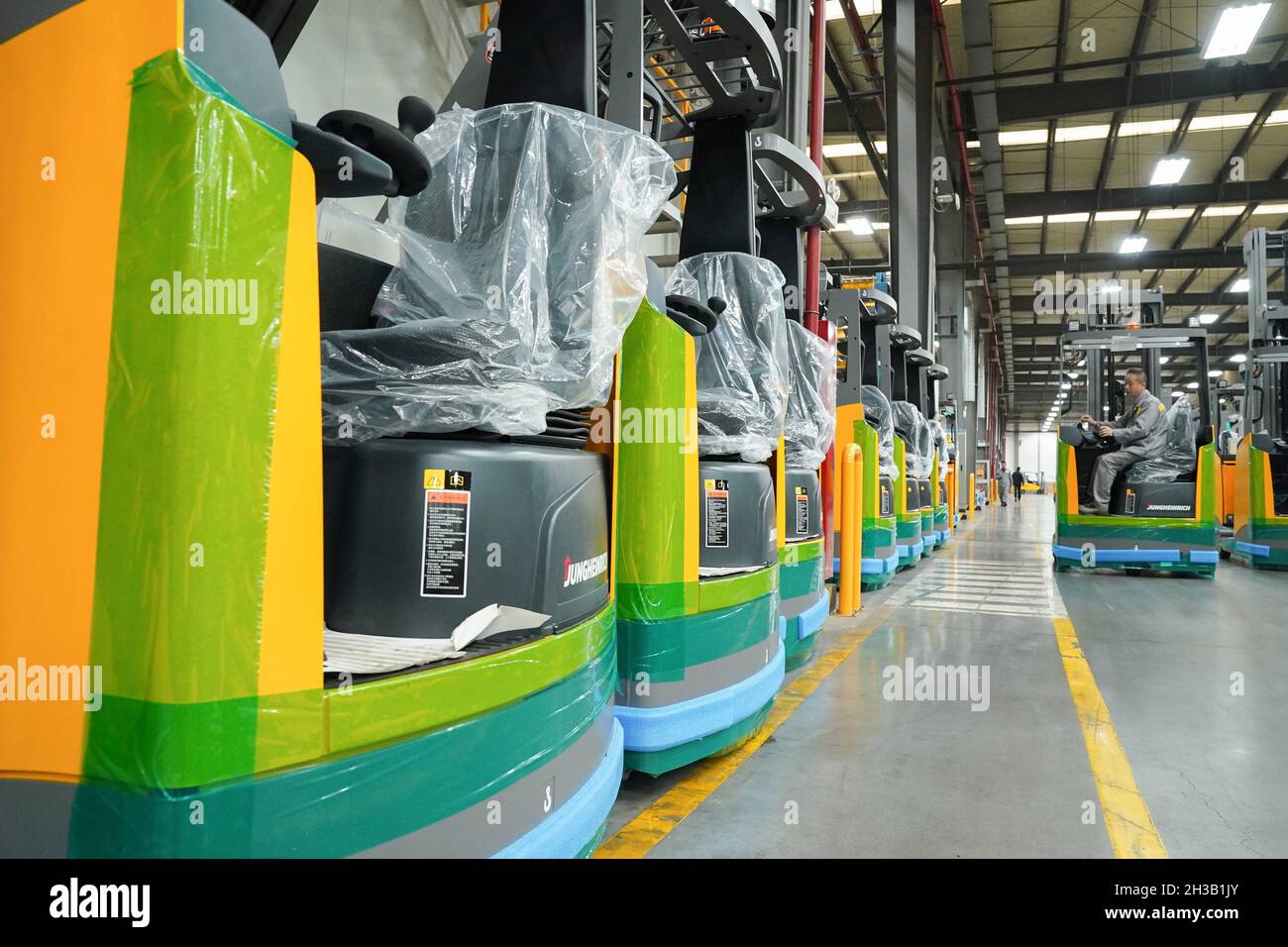 Shanghai. Oktober 2021. Ein Arbeiter arbeitet an einer Produktionslinie der Jungheinrich AG im Bezirk Qingpu im ostchinesischen Shanghai, 20. Oktober 2021. Die Jungheinrich AG, ein führender Anbieter von Intralogistik-Lösungen mit Sitz in Deutschland, wird in diesem Jahr zum vierten Mal an der China International Import Expo (CIIE) teilnehmen. Kredit: Ding Ting/Xinhua/Alamy Live Nachrichten Stockfoto