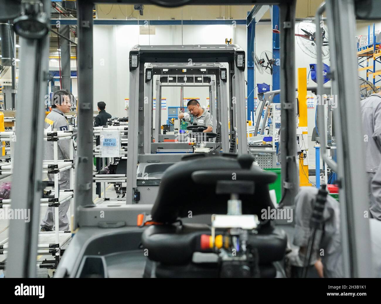 Shanghai. Oktober 2021. Arbeiter arbeiten an einer Produktionslinie der Jungheinrich AG im Bezirk Qingpu im ostchinesischen Shanghai, 20. Oktober 2021. Die Jungheinrich AG, ein führender Anbieter von Intralogistik-Lösungen mit Sitz in Deutschland, wird in diesem Jahr zum vierten Mal an der China International Import Expo (CIIE) teilnehmen. Kredit: Ding Ting/Xinhua/Alamy Live Nachrichten Stockfoto