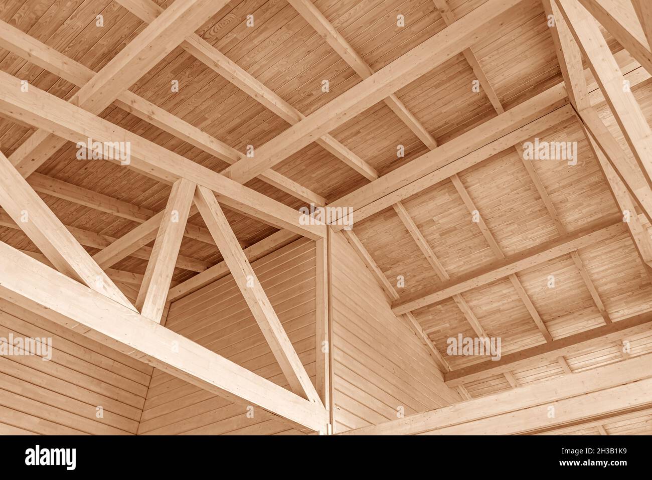 Holzdachkonstruktion. Überlappend ein Holzhaus. Stockfoto