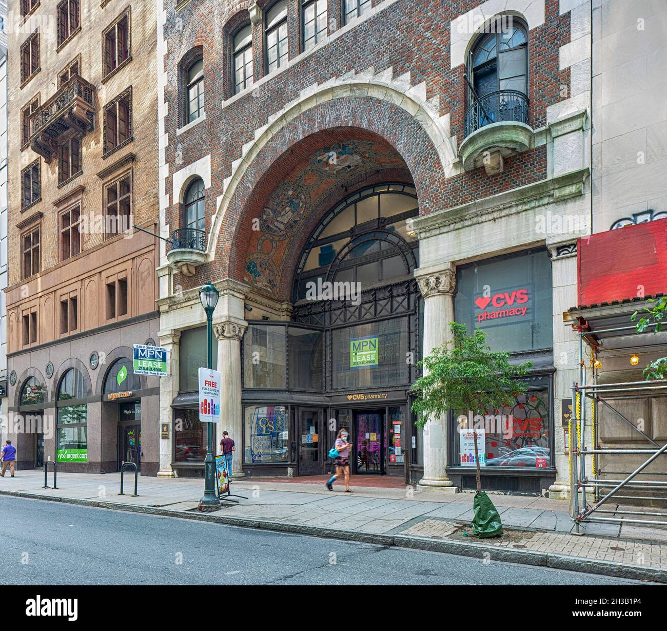 Im Jacob Reed Building (1424 Chestnut Street) waren ursprünglich die Söhne von Jacob Reed untergebracht, ein Herrenkleidermacher. Ein zweistöckiger, gefliester Bogen dominiert die façade. Stockfoto