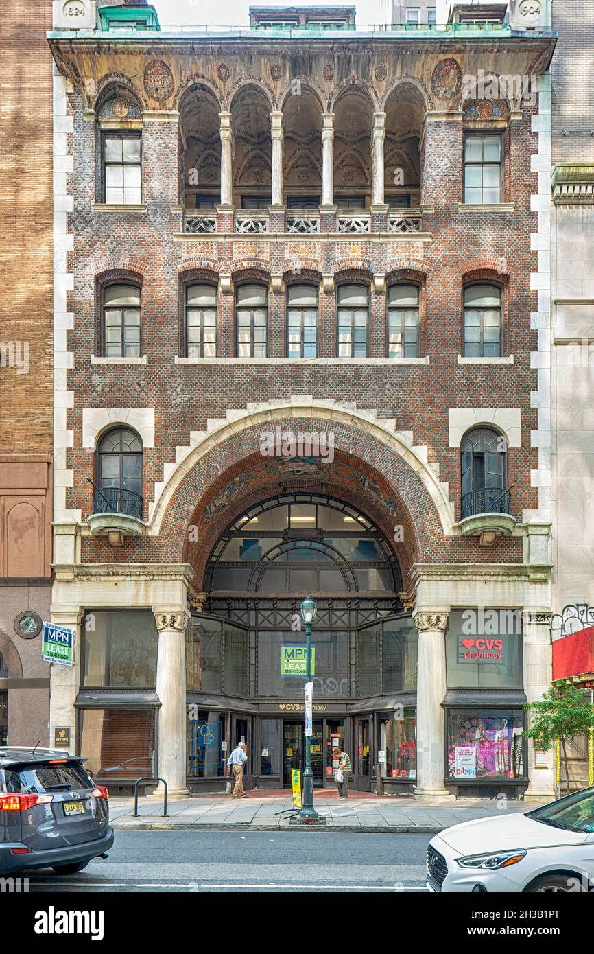 Im Jacob Reed Building (1424 Chestnut Street) waren ursprünglich die Söhne von Jacob Reed untergebracht, ein Herrenkleidermacher. Ein zweistöckiger, gefliester Bogen dominiert die façade. Stockfoto
