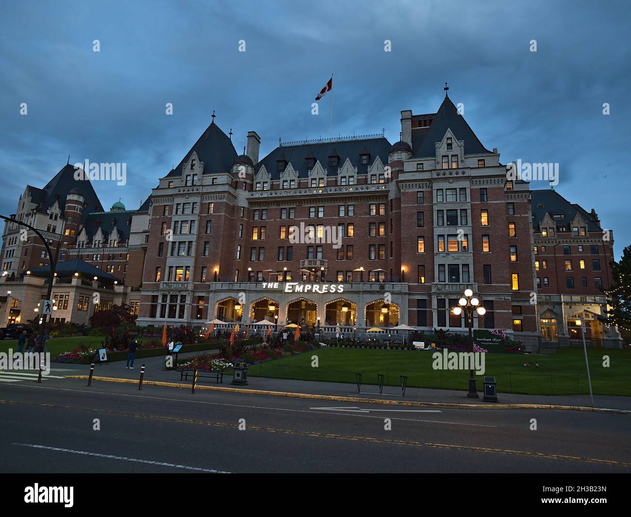 Vorderansicht des berühmten Luxushotels The Fairmont Empress (eröffnet 1908) in der Innenstadt von Victoria am Inner Harbour am Abend mit bewölktem Himmel. Stockfoto