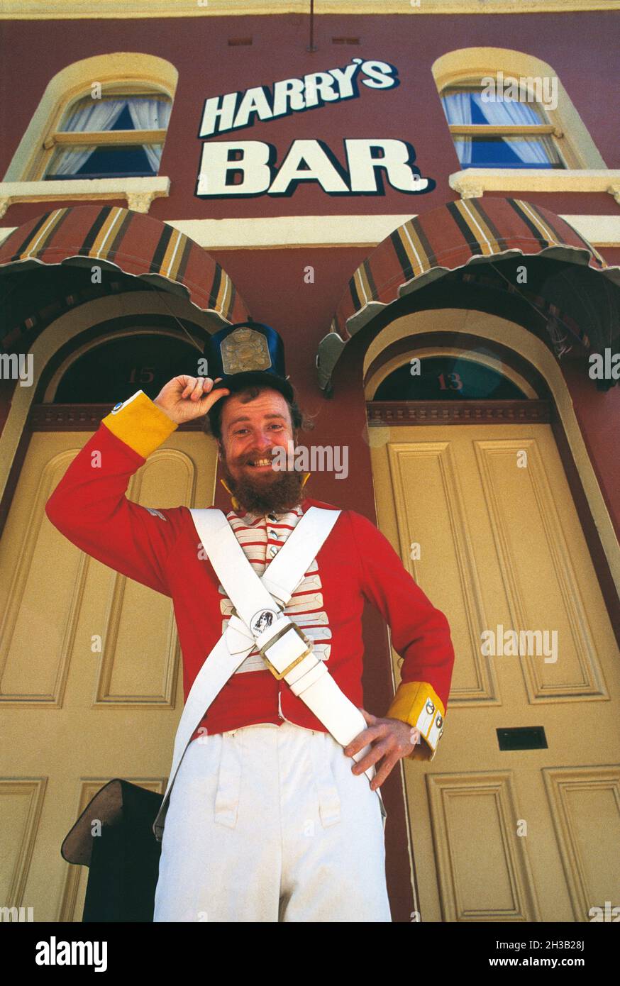 Australien. Sydney. The Rocks Gegend. Mann in historischer Militäruniform vor Harry's Bar. Stockfoto