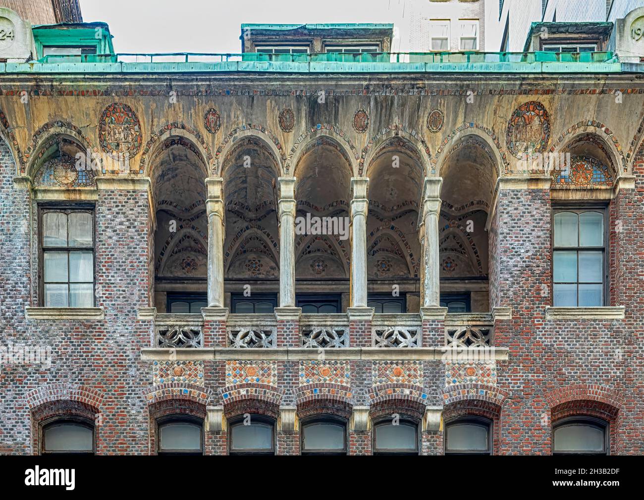 Im Jacob Reed Building (1424 Chestnut Street) waren ursprünglich die Söhne von Jacob Reed untergebracht, ein Herrenkleidermacher. Ein zweistöckiger, gefliester Bogen dominiert die façade. Stockfoto