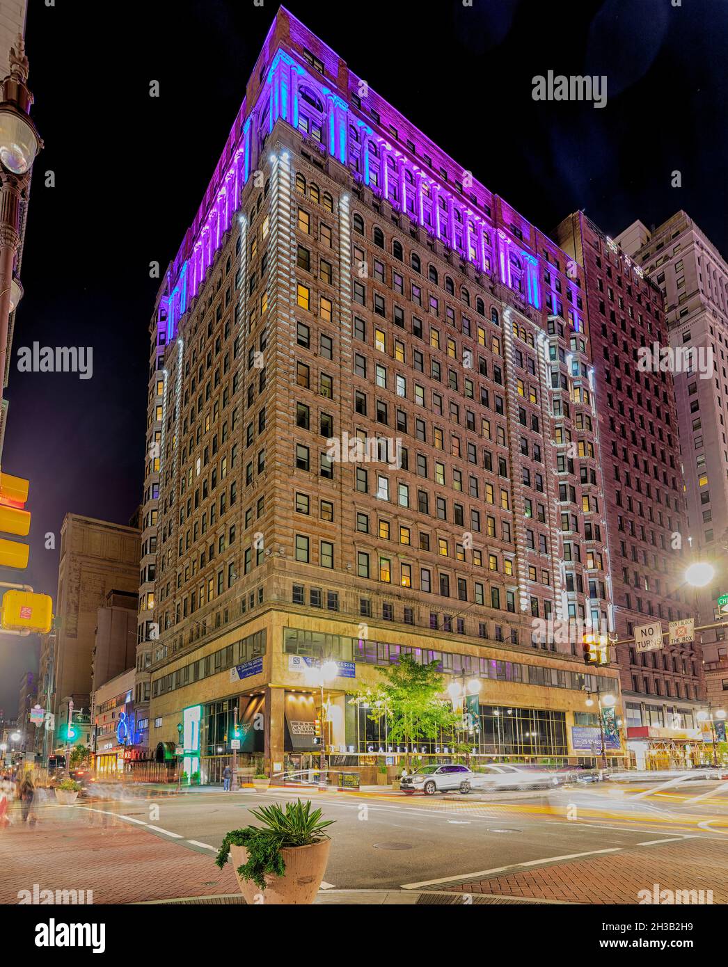 1338 Chestnut Street, Griffin, wird nach Einbruch der Dunkelheit in ständig wechselnden Farben beleuchtet. Das Wahrzeichen von Philadelphia, das 1897 als Büro erbaut wurde, ist heute Wohnungen. Stockfoto