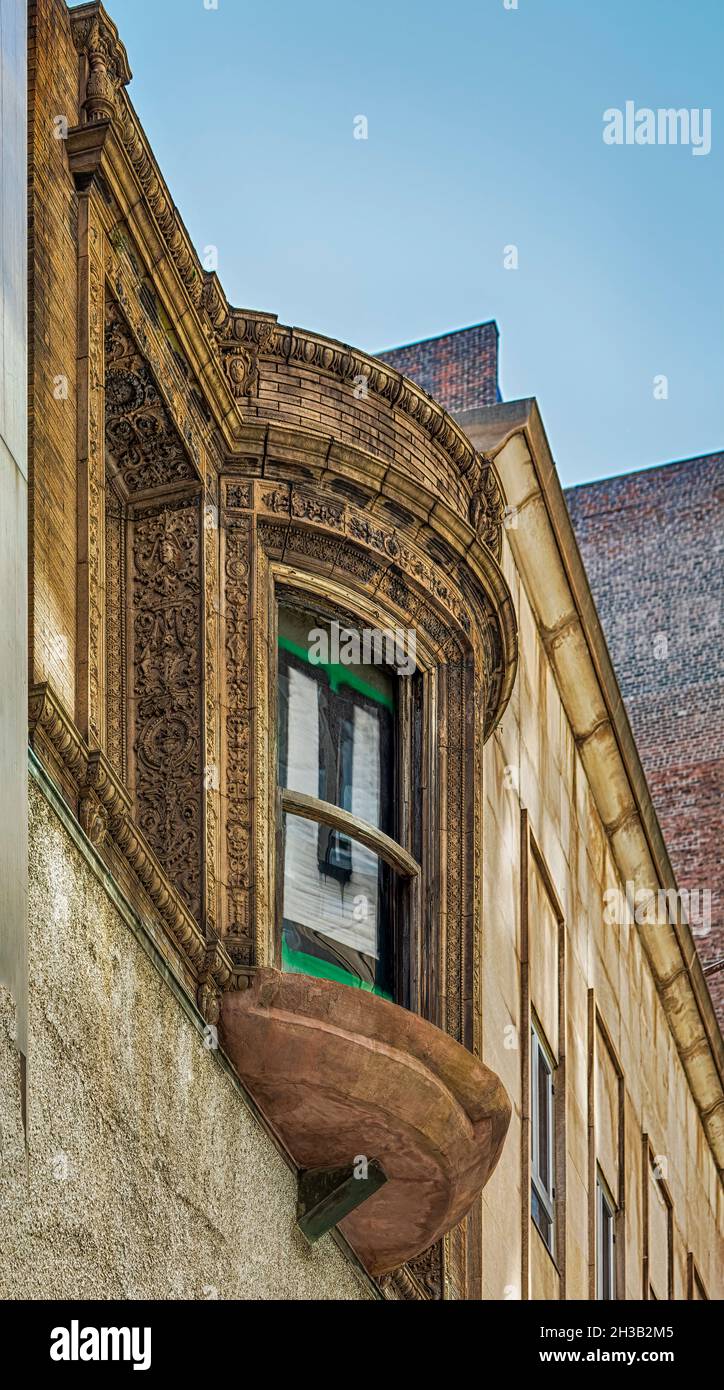 1208 Chestnut Street, leider verkommen, wird von einem ungewöhnlichen Erkerfenster gekrönt. Philadelphia Center City East. Stockfoto