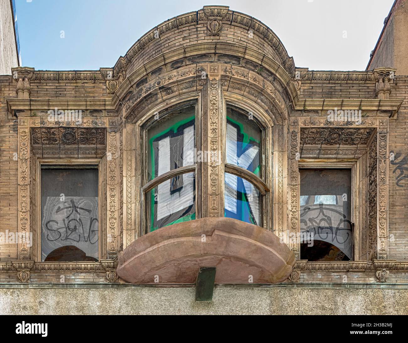 1208 Chestnut Street, leider verkommen, wird von einem ungewöhnlichen Erkerfenster gekrönt. Philadelphia Center City East. Stockfoto