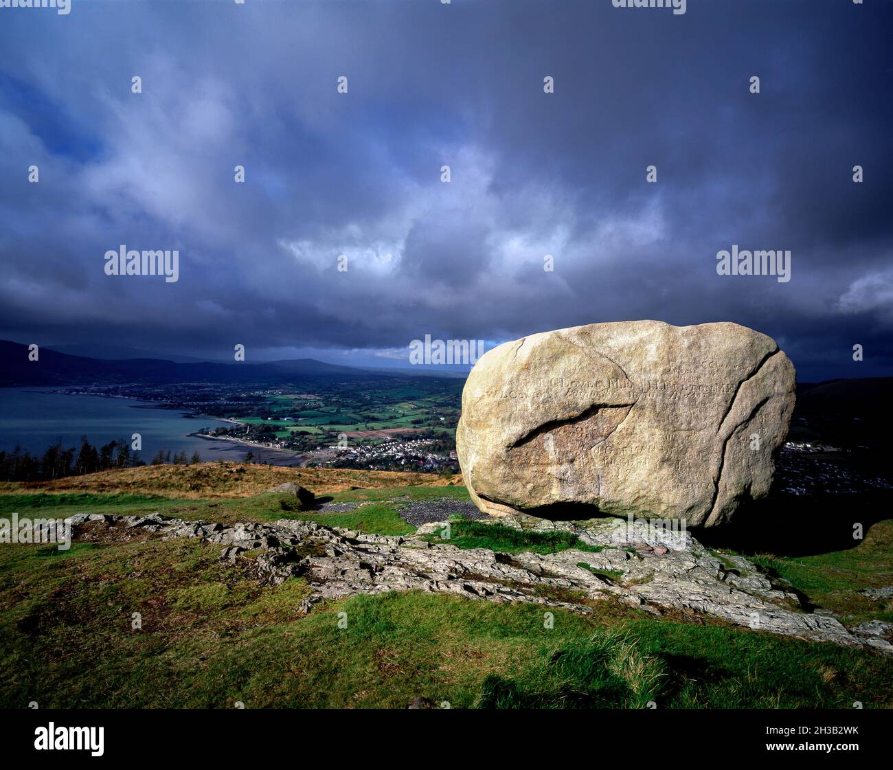 Sturmwolken am Cloughmore Stone, Rostrevor, County Down, Nordirland Stockfoto
