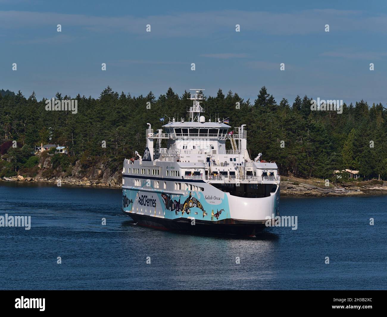 Blick auf das Schiff Salish Orca von BC Ferries, nachdem es am sonnigen Herbsttag den Fährhafen von Sturdies Bay auf der Insel Galiano, einem Teil der Golfinseln, verlassen hat. Stockfoto