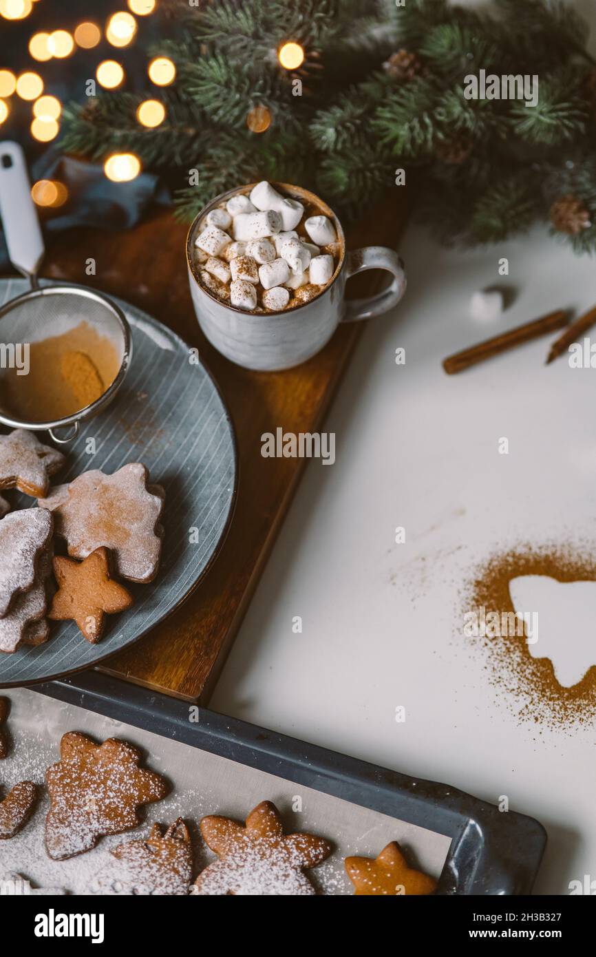 Weihnachtshintergrund mit hausgemachtem Lebkuchen und heißem Kakao, weihnachtslichter Stockfoto