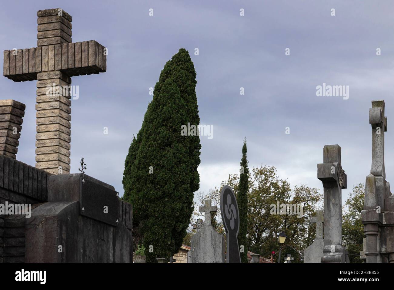 Kreuze auf einem Friedhof in Nordspanien an einem bewölkten Tag Stockfoto