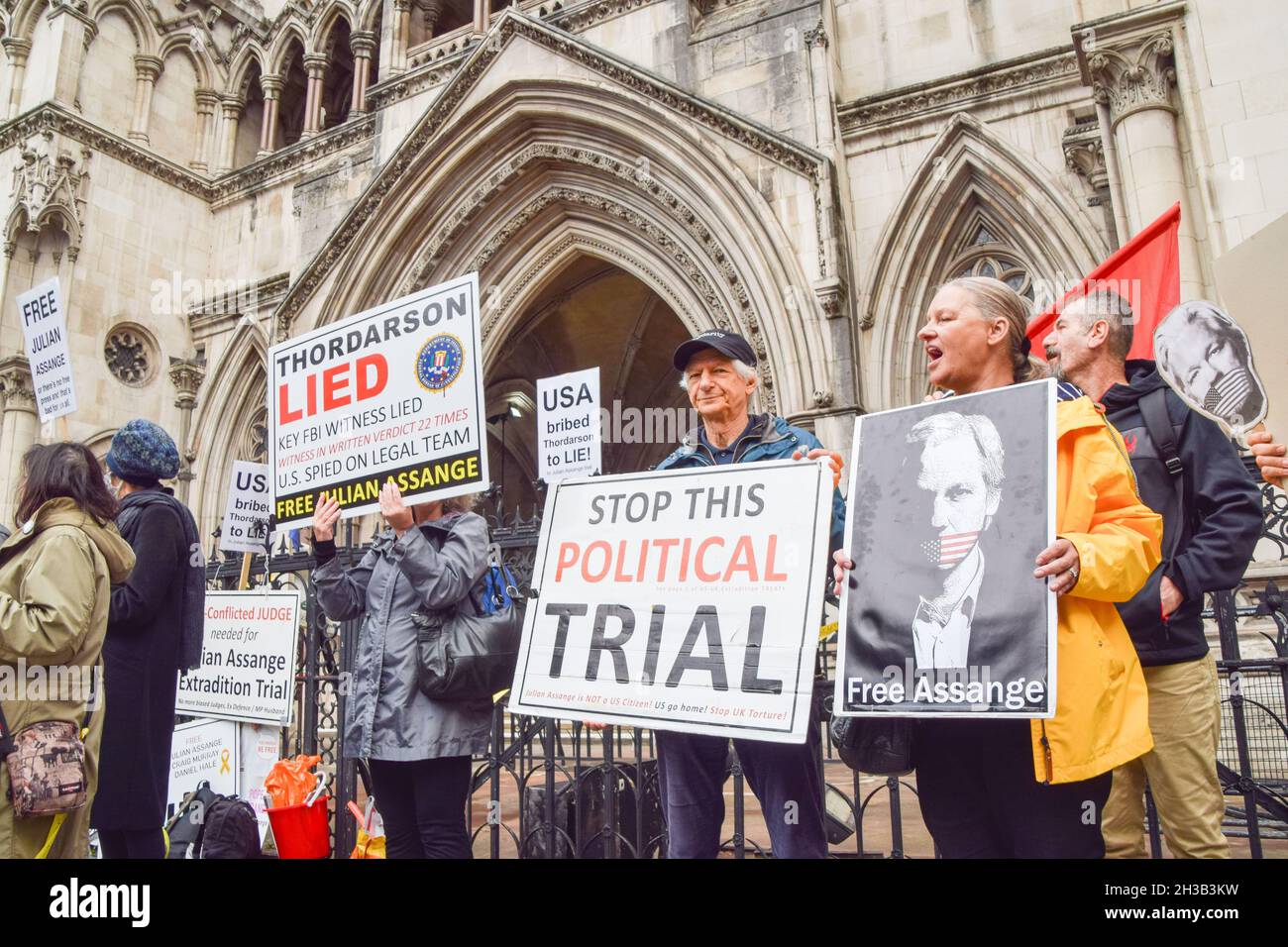 London, Großbritannien. Oktober 2021. Demonstranten vor den königlichen Gerichtshöfen während der Anhörung von Julian Assange. Die US-Regierung appelliert gegen die Entscheidung, den WikiLeaks-Gründer nicht auszuliefern. Kredit: Stockfoto
