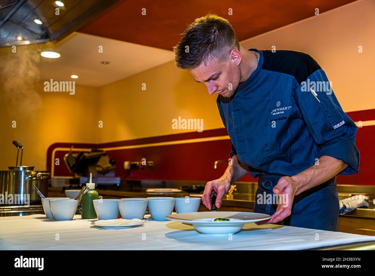Hannes Stuffer bereitet in der Küche des Hotel Hohenwart in Schenna, Italien, Gourmetgerichte zu Stockfoto