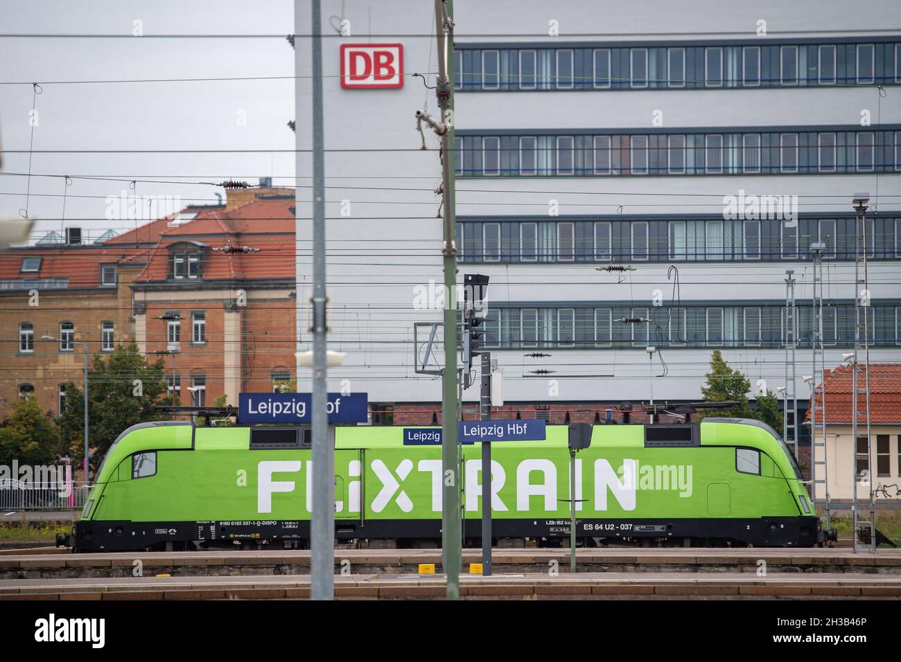 Leipzig, Deutschland. September 2021. Eine Lokomotive mit der Aufschrift 'Flixtrain' steht am Leipziger Hauptbahnhof. Flixtrain agiert als Konkurrent der Deutschen Bahn. Quelle: Christophe Gateau/dpa/Alamy Live News Stockfoto