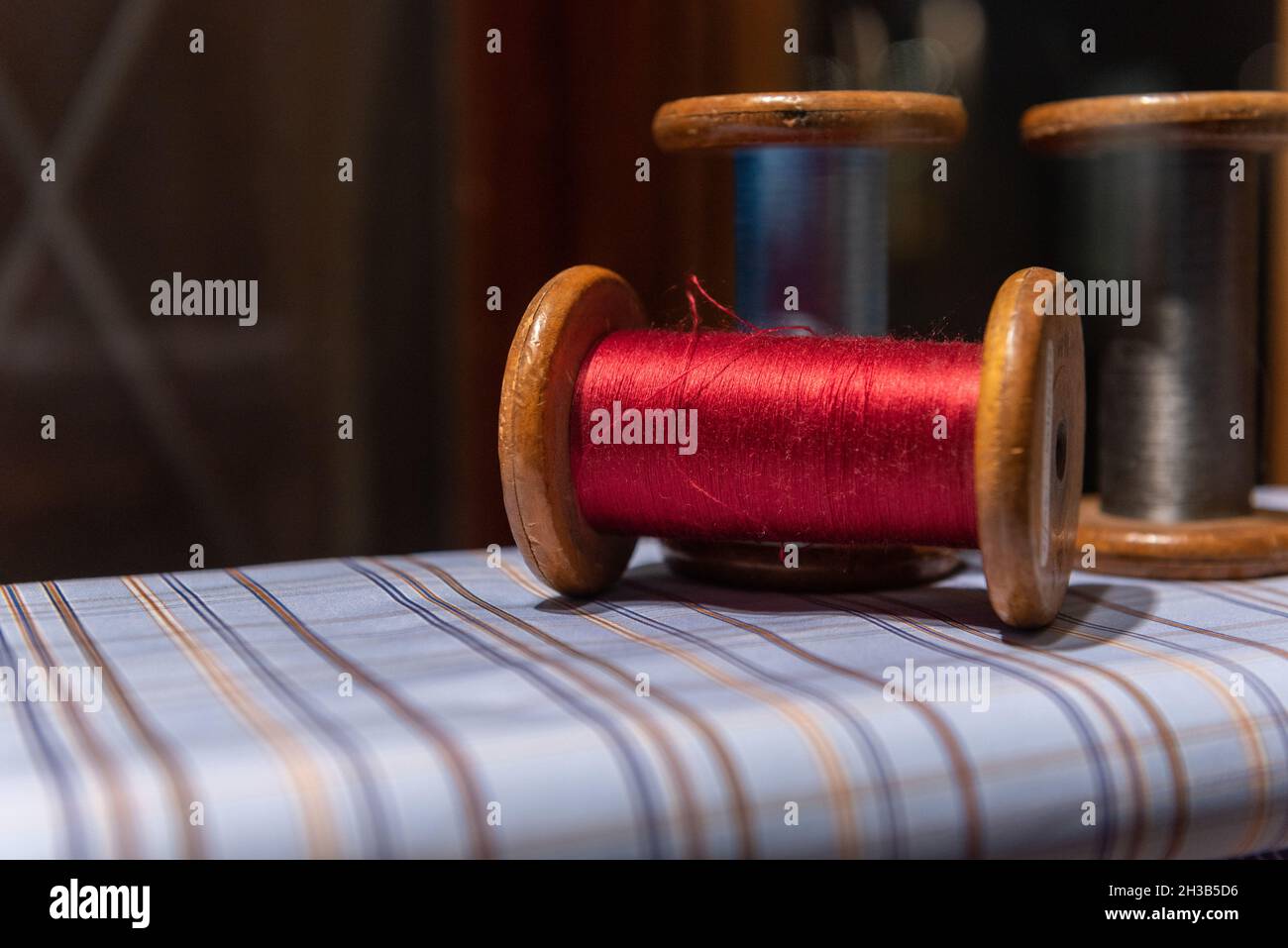 Bunte Baumwollfäden auf Hemdfarbstoff-Farbfeldern Stockfoto