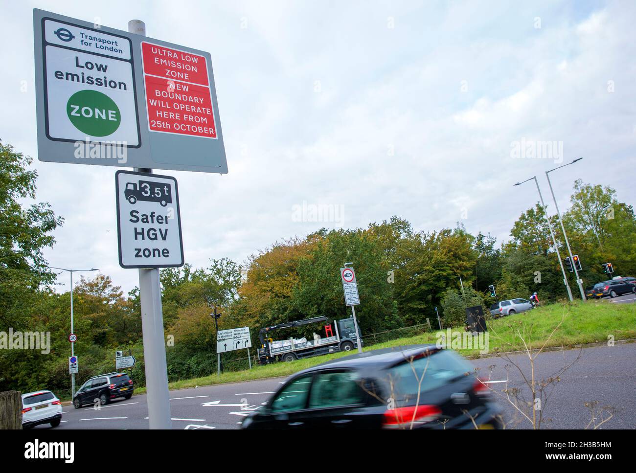 In der Nähe der North Circular Road (A406) im Nordosten Londons ist ein Straßenschild zu sehen, das Autofahrer über die Erweiterung der Ultra Low Emission Zone (ULEZ) informiert. Stockfoto