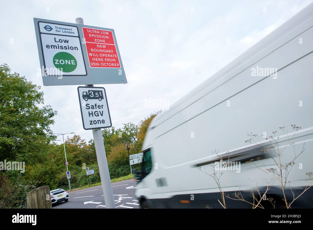 In der Nähe der North Circular Road (A406) im Nordosten Londons ist ein Straßenschild zu sehen, das Autofahrer über die Erweiterung der Ultra Low Emission Zone (ULEZ) informiert. Stockfoto