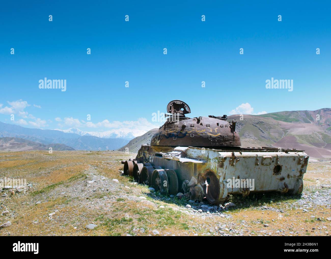 Alter sowjetischer Panzer entlang der Straße nach Feyzabad Stockfoto