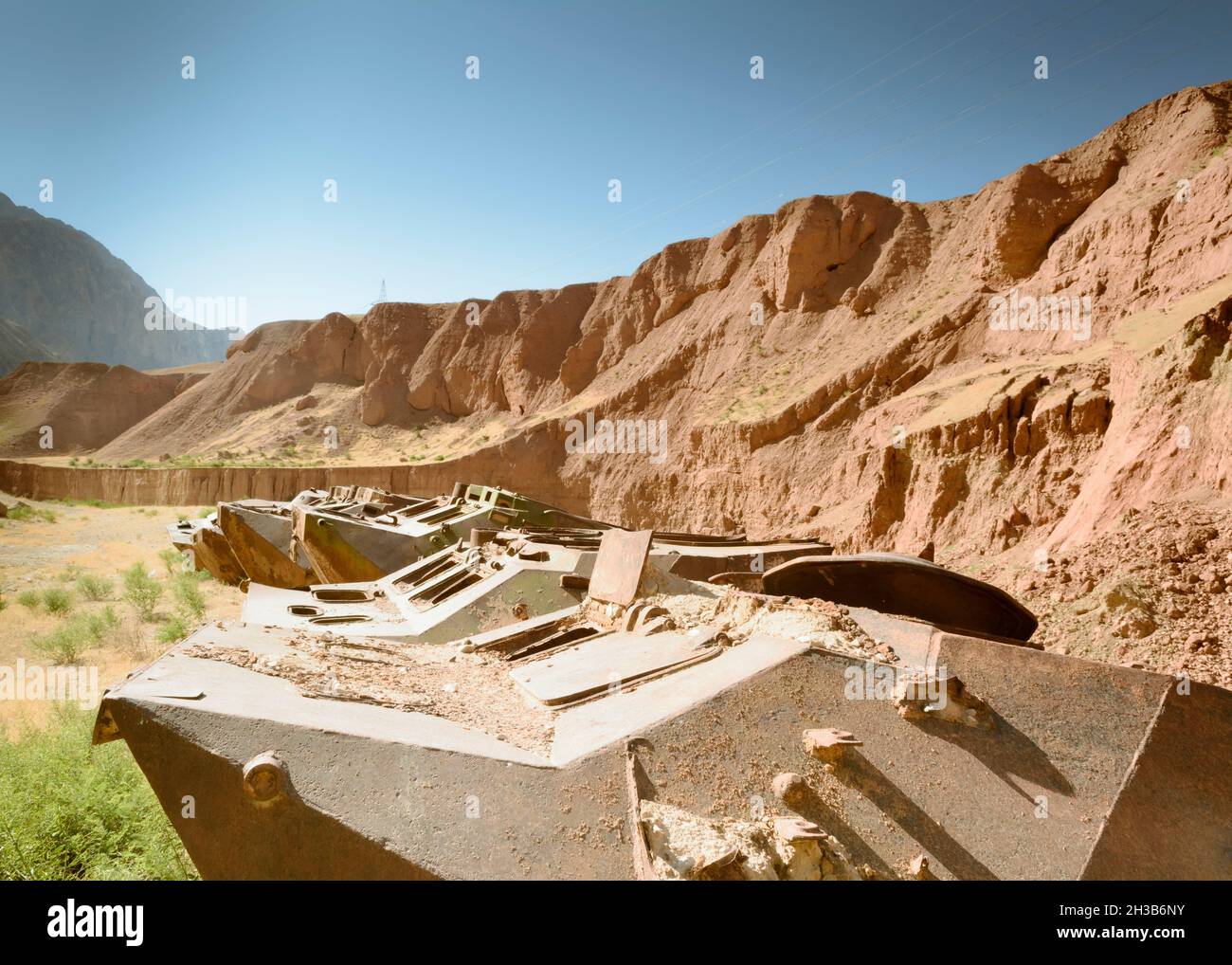 Alter sowjetischer Panzer entlang der Straße nach Feyzabad Stockfoto