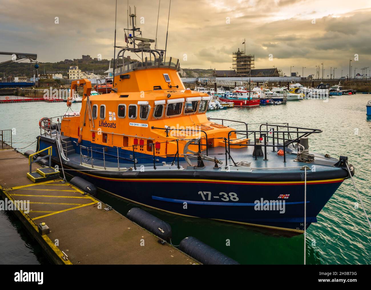 Das Allwetter-Rettungsboot der RNLI Dover Lifeboat Station in Severn-Klasse an ihrem Liegeplatz wartet auf eine Legende. Stockfoto