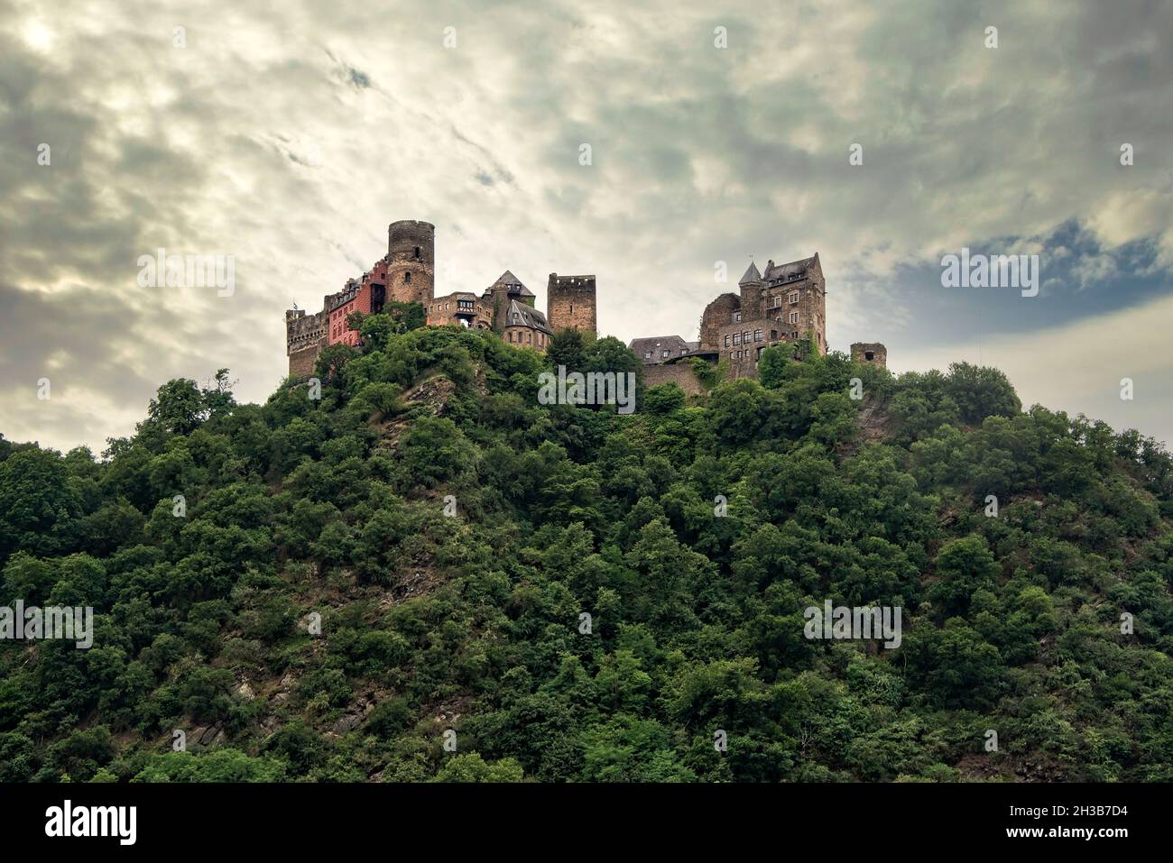 Deutschland, Rhein - 16. Juli 2017: Schloss hoch oben am Rheinufer Stockfoto