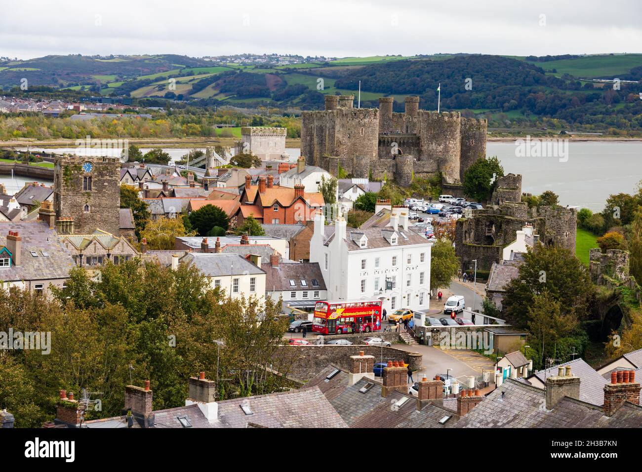 Mit Blick auf die Stadt Conwy und Conwy Castle, Conwy, Clwyd, Wales Stockfoto