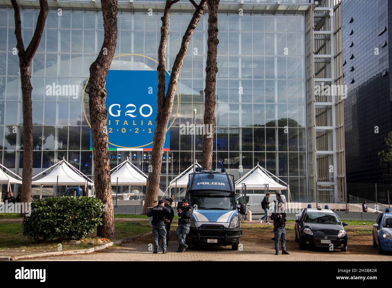 Rom, Italien. Oktober 2021. Das EUR Convention Center La Nuvola, The Cloud, ist der Veranstaltungsort des G20-Gipfels in Rom. Der G20-Gipfel des Staats- und Regierungschefs wird am 30. Und 31. Oktober 2021 unter dem Vorsitz des italienischen Ministerpräsidenten Mario Draghi in Rom stattfinden. Stockfoto