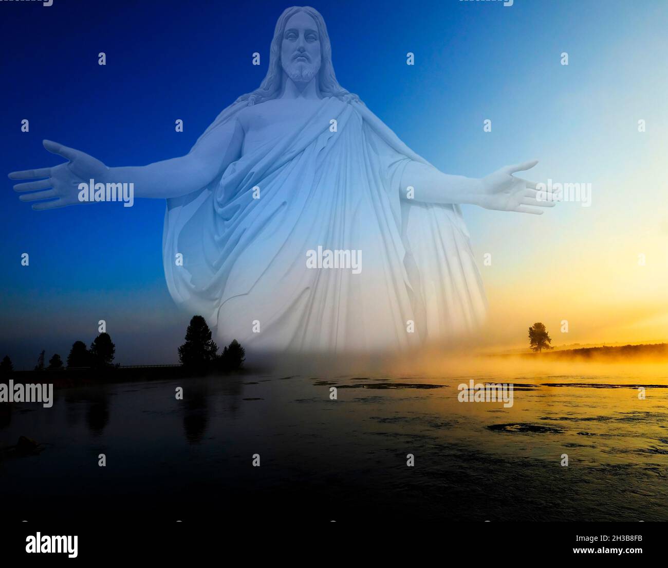 Morgensonnengang mit Bäumen und Fluss unter blauem Himmel und glühendem Nebel mit Jesus als dem Schöpfer Stockfoto