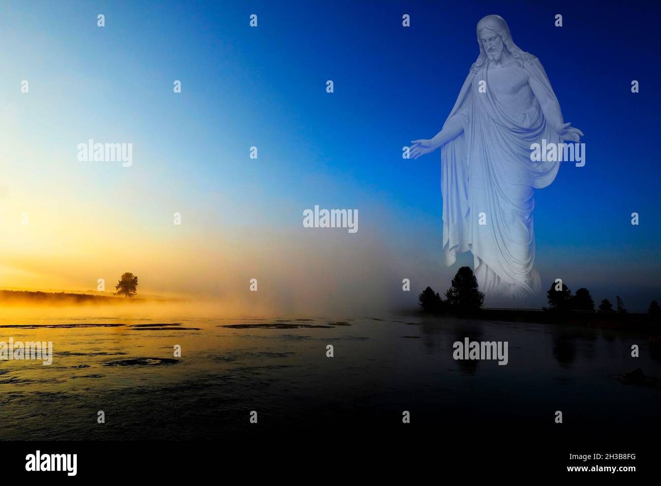 Morgensonnengang mit Bäumen und Fluss unter blauem Himmel und glühendem Nebel mit Jesus als dem Schöpfer Stockfoto