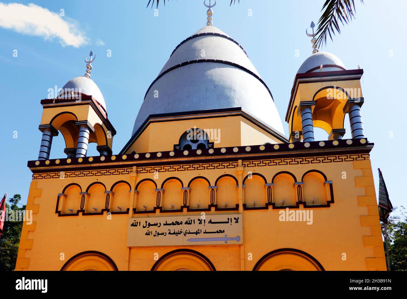 Kahartum, Sudan, ca. 5. Februar 2019: Haus von Kalifa, Bait al-halifa, Gelbes Mausoleum mit hellblauer Kuppel von Muhammad Ahmad bin Abd Allah bekannt als Stockfoto