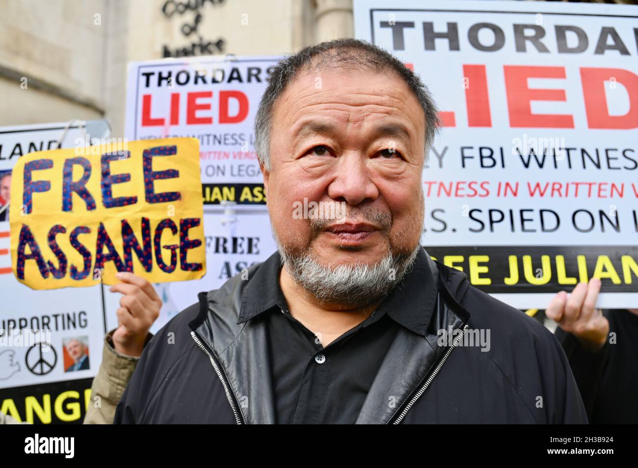 London, Großbritannien. Frei Julian Assange. Der chinesische Künstler Ai Weiwei besuchte den Protest vor den königlichen Gerichtshöfen, um Julian Assange zu unterstützen, als seine letzte Berufungsverhandlung im Gange war. Stockfoto