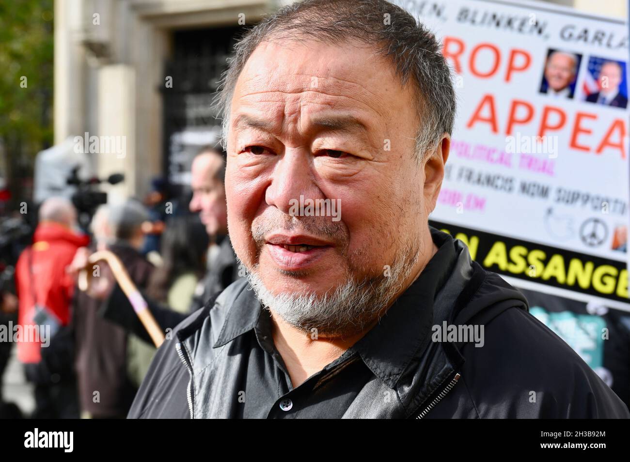 London, Großbritannien. Frei Julian Assange. Der chinesische Künstler Ai Weiwei besuchte den Protest vor den königlichen Gerichtshöfen, um Julian Assange zu unterstützen, als seine letzte Berufungsverhandlung im Gange war. Stockfoto